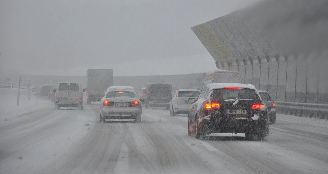 Darum sollte man den Schnee vor Fahrtantritt vom Auto entfernen
